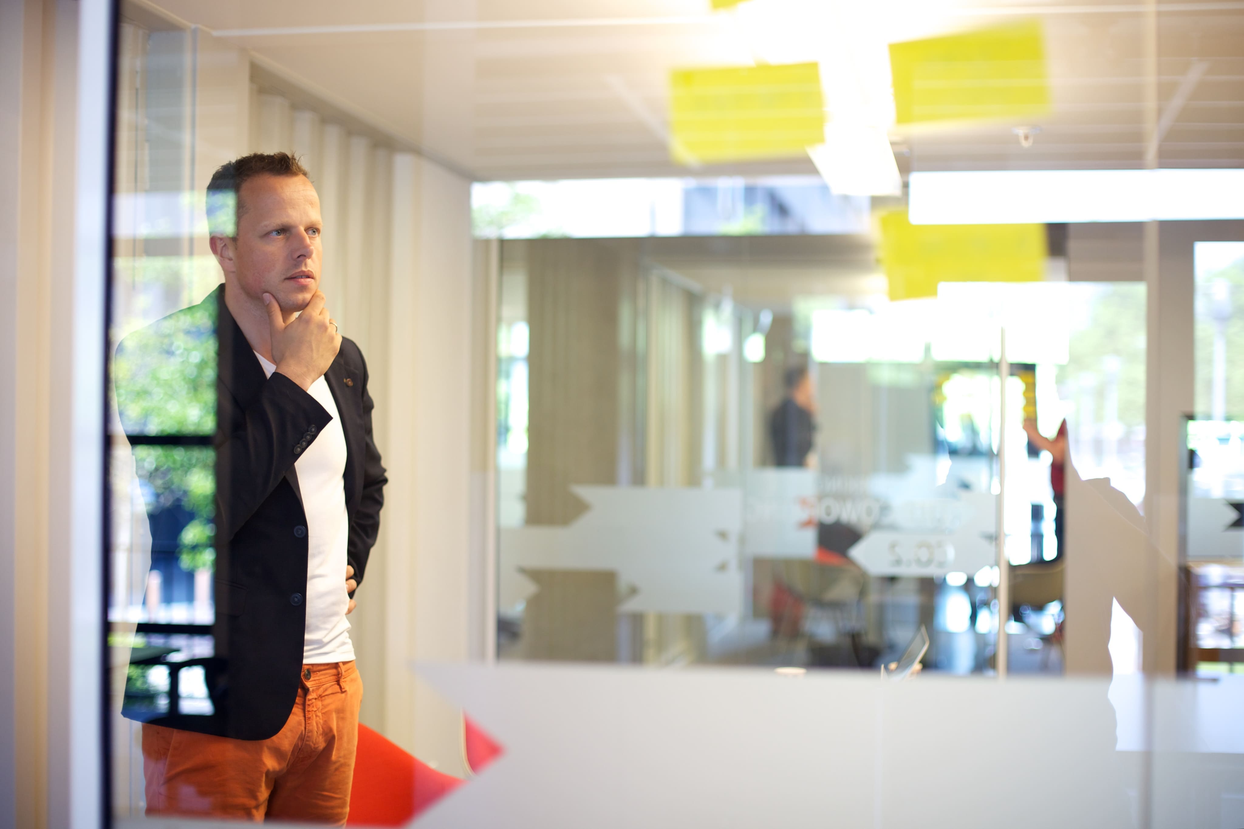 Imagen de hombre pensando