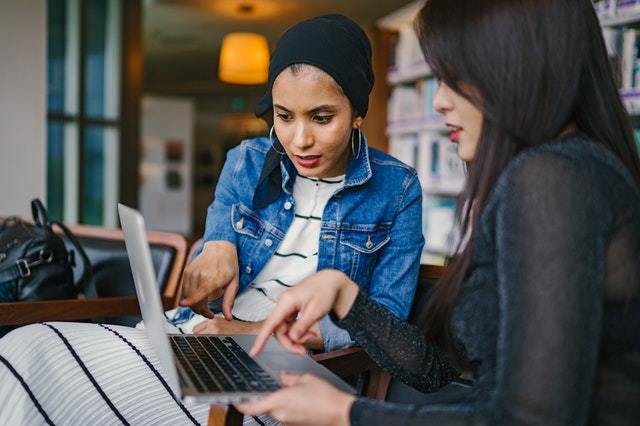 IEBS amplía la convocatoria Becas en Femenino para frenar el aumento de mujeres en paro