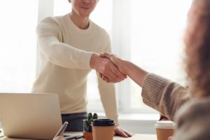 Cómo negociar online con tus competidores