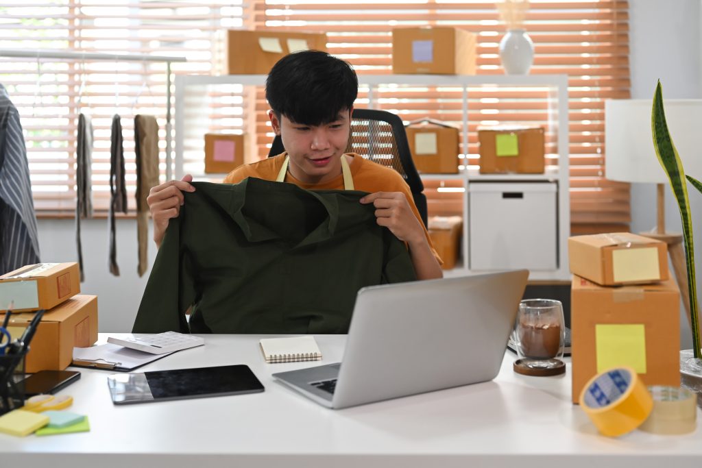 Por qué debes hacer Live Streaming si tienes un eCommerce - start up small business owner showing clothes whil 2023 11 27 04 57 57 utc 1024x683