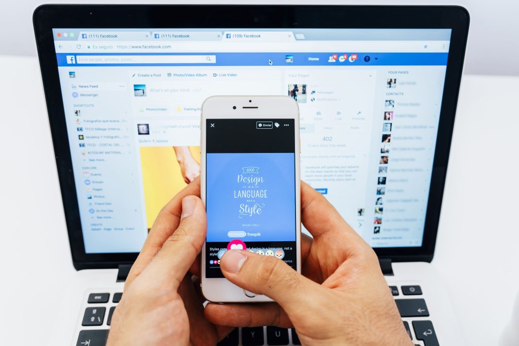 ¿Cómo segmentar tu audiencia en Facebook Ads? - facebook fan s hands 1 1024x683