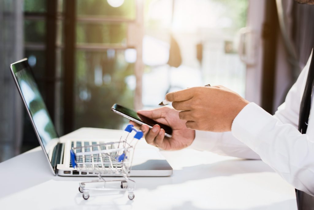 10 Estrategias de prevención de fraude en el comercio electrónico para el 2023 - online shopping concept businessman shopping onli 2023 11 27 05 05 20 utc 1024x684