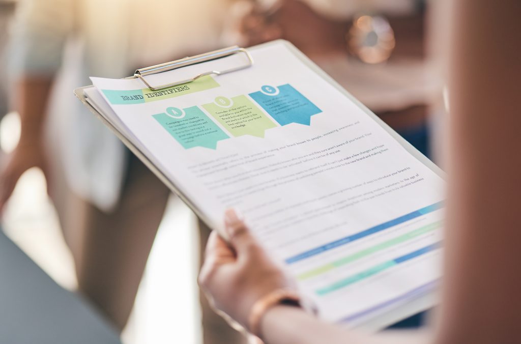 Qué es el infoshow y cómo aplicarlo en redes sociales - business people hands and documents for brand ide 2023 11 27 05 16 17 utc 1024x676