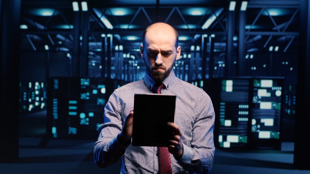 Datificación a través de IA, robótica y aprendizaje automático - it manager technical support operator checking big 2023 11 27 05 31 05 utc 1 1024x576