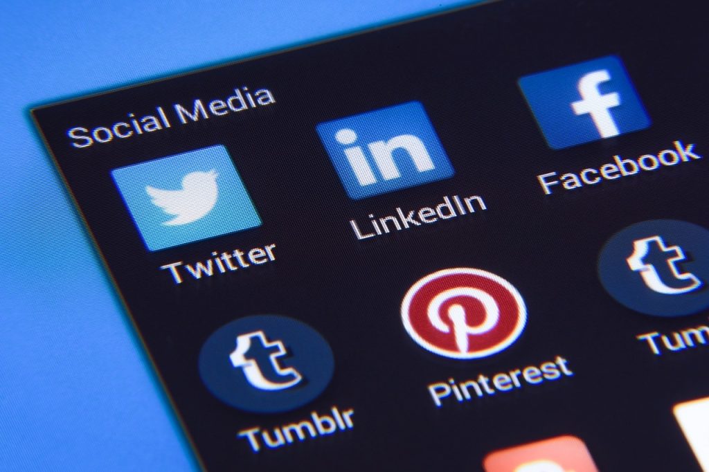 Qué es el infoshow y cómo aplicarlo en redes sociales - social media 1795578 1280 1024x682