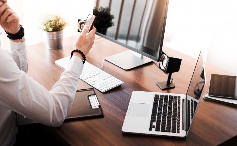 ¿Qué es un Chief Data Officer y por qué es importante? - entrepreneur working in the office picjumbo com 825x510
