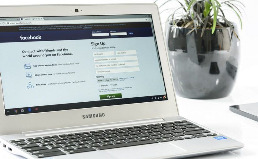 Cómo borrar caché de redes sociales como Facebook, Twitter y LinkedIn - facebook login office laptop business 162622 825x510
