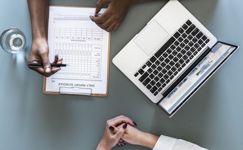 Qué es y cómo se calcula el ROI o Retorno de Inversión - perfiles profesionales más demandados sector salud 825x510
