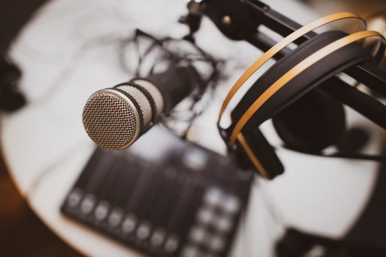 Guía podcast: qué es, cómo hacer uno y qué necesitas