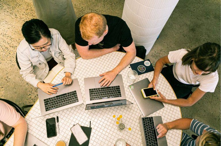 El 71% de las profesiones digitales evolucionarán por completo en menos de tres años, según el estudio «Radiografía del sector digital»