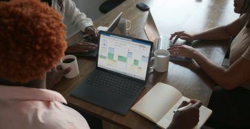 Qué es un product backlog y cómo hacer uno [Guía Scrum] - windows FUGfBZDQOwI unsplash 1 363x188