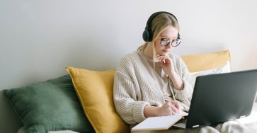 IEBS ofrece 4 Masters Online completamente gratis para devolver a la sociedad lo recibido - pexels ivan samkov 4458554 1 363x188
