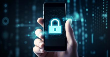 Qué es el Prompt Hacking: los ataques de inyección de prompts - mano sosteniendo telefono pantalla bloqueo 1 363x188