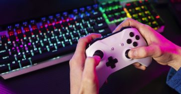 Los videojuegos que dominarán el 2024 - controlador sujecion manos alto angulo 1 363x188