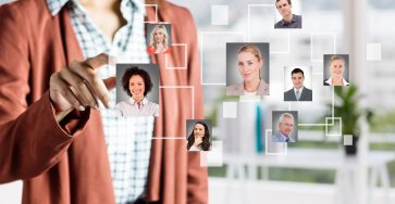 Seminario gratuito sobre la IA aplicada a Recursos Humanos - mujer seleccionando fotografias personas 1 363x188
