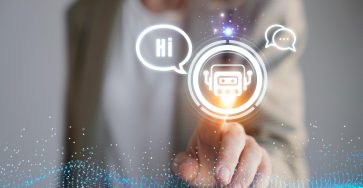 Cómo la Inteligencia Artificial transforma la experiencia del cliente - persona que usa herramienta ai trabajo 363x188