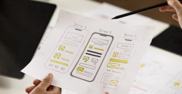 La importancia de la UX: Claves para el éxito digital - manos alto angulo sosteniendo papel 363x188