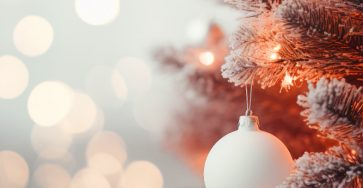 10 estrategias para aumentar tus ventas navideñas en 2024 - cerrar arbol navidad bellamente decorado 363x188