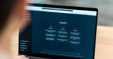 ¿Cómo automatizar informes de marketing digital con ChatGPT? - chat ia abierto computadora portatil 1 2 363x188