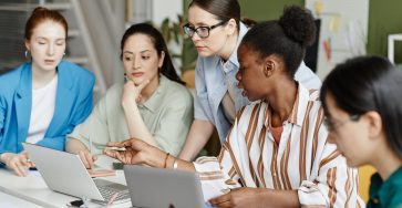 Las claves para emprender y hacer crecer tu startup - female business team working with startup 2023 11 27 05 19 50 utc 1 363x188