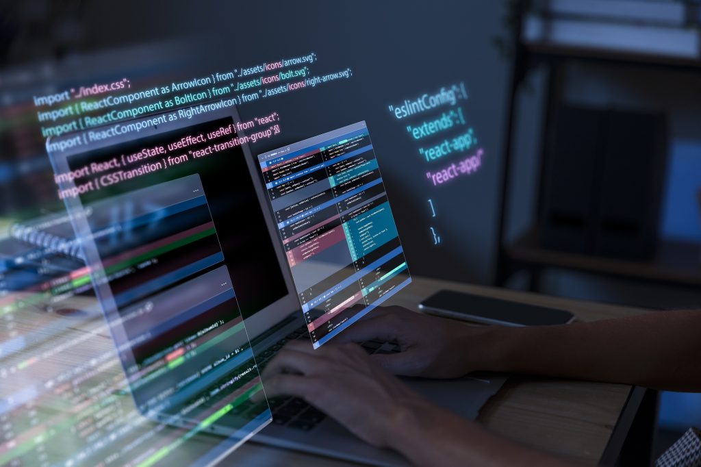 ¿Cuál es el mejor Máster en Data Science y cómo elegirlo? - experiencia en programacion con una persona que trabaja con codigos en la computadora 1024x682