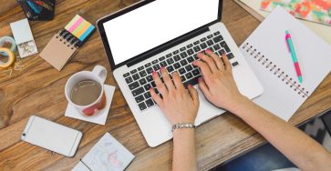 Cursos Gratuitos Online con certificado para Impulsar tu talento - 1vista superior de empleada trabajando con su portatil 1 363x188