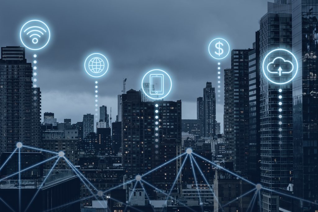 Tendencias IoT 2025: innovaciones clave en el último trimestre del año - ciudad inteligente futurista con tecnologia de red global 5g 1 1024x683