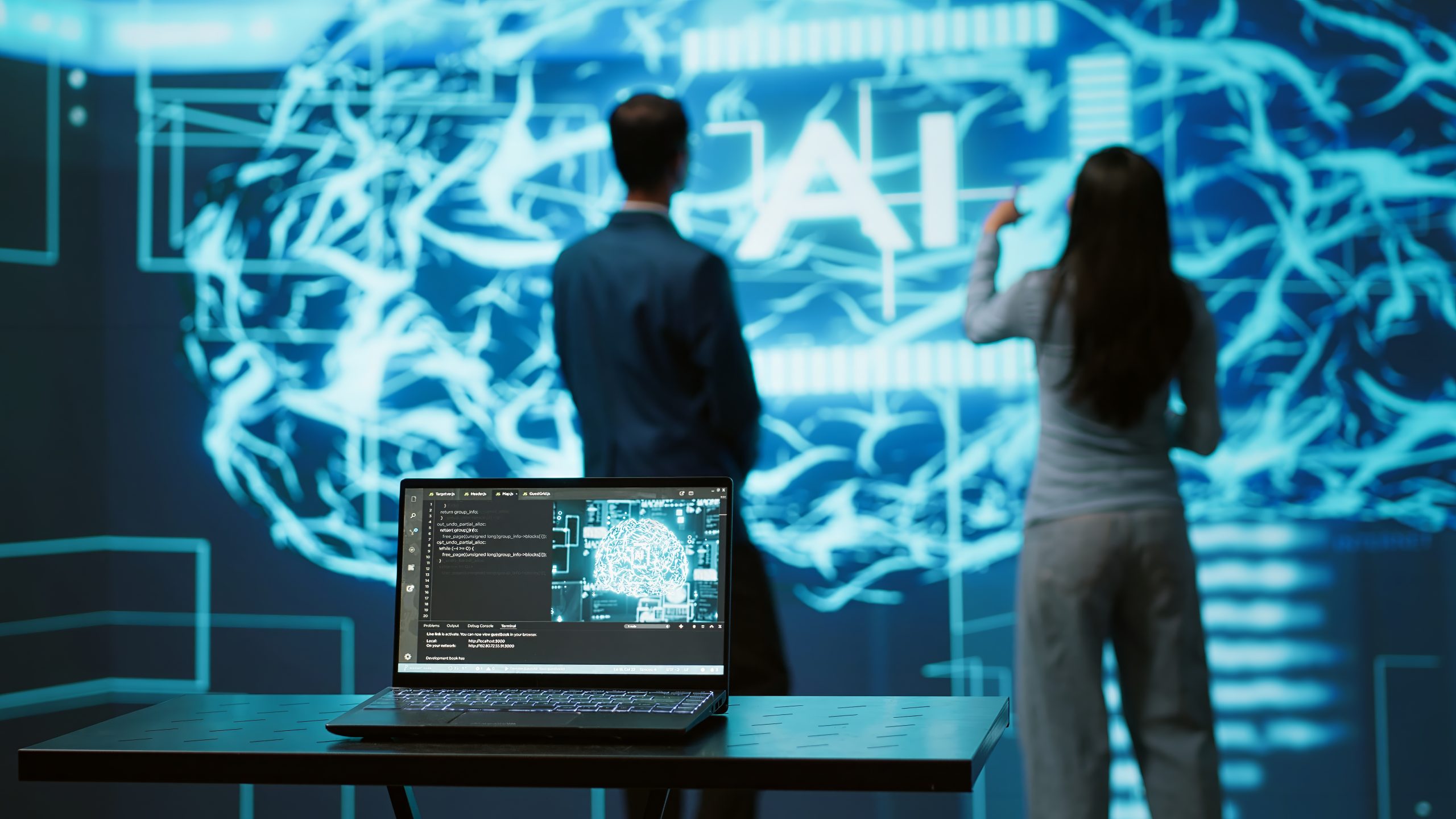 IA que eleva el trabajo (no lo sustituye) IA que eleva el trabajo (no lo sustituye) - profesionales de ti que utilizan hologramas de realidad aumentada de inteligencia artificial scaled