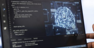 Comet y ChatGPT Atlas: los nuevos navegadores con IA que transforman la forma de aprender y trabajar - cientifico informatico usando una computadora portatil en el centro de datos actualizando la ia edited 363x188