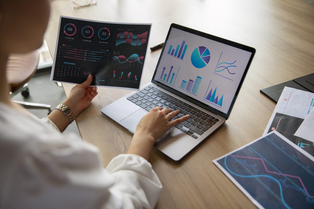 Data Analytics: La Clave para Medir Resultados y Tomar Decisiones Eficientes - oficinistas que usan graficos de finanzas 1024x683