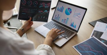 Data Analytics: La Clave para Medir Resultados y Tomar Decisiones Eficientes - oficinistas que usan graficos de finanzas 363x188