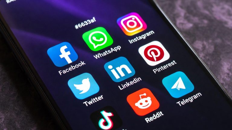 Economía de la atención en redes sociales: cómo sobrevivir a un feed que se mueve demasiado rápido Economía de la atención en redes sociales: cómo sobrevivir a un feed que se mueve demasiado rápido